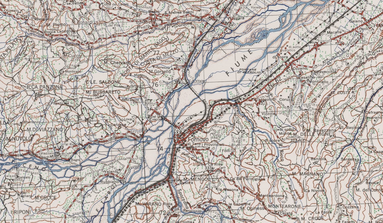 1944 topographic military map with the Taro River in a wide braided bed, the town of Fornovo di Taro and national road 62 running along the valley.