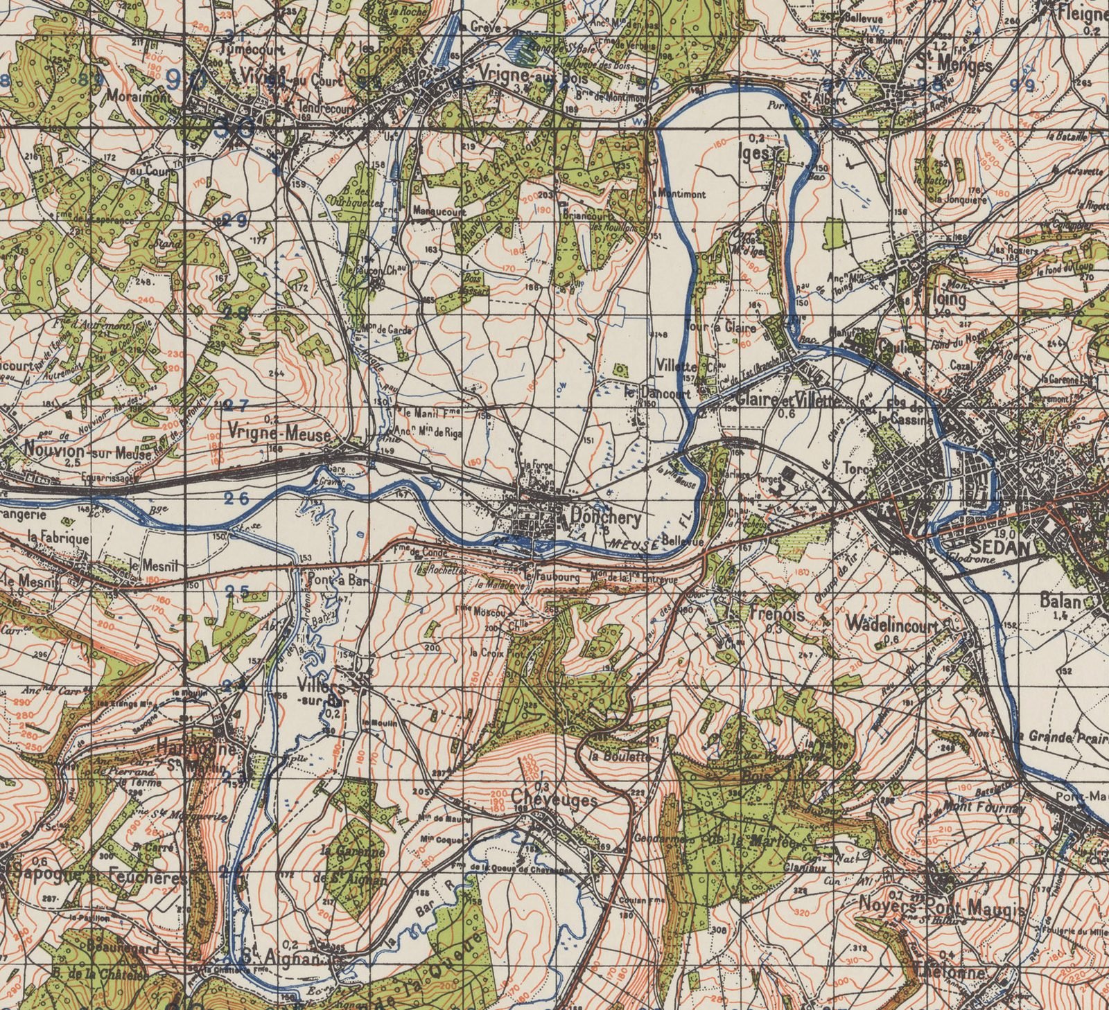 Carta topográfica colorida com o rio Meuse em azul fazendo uma volta em Iges, a cidade de Sedan à direita, Donchery ao centro e Wadelincourt e Frénois ao sul do rio