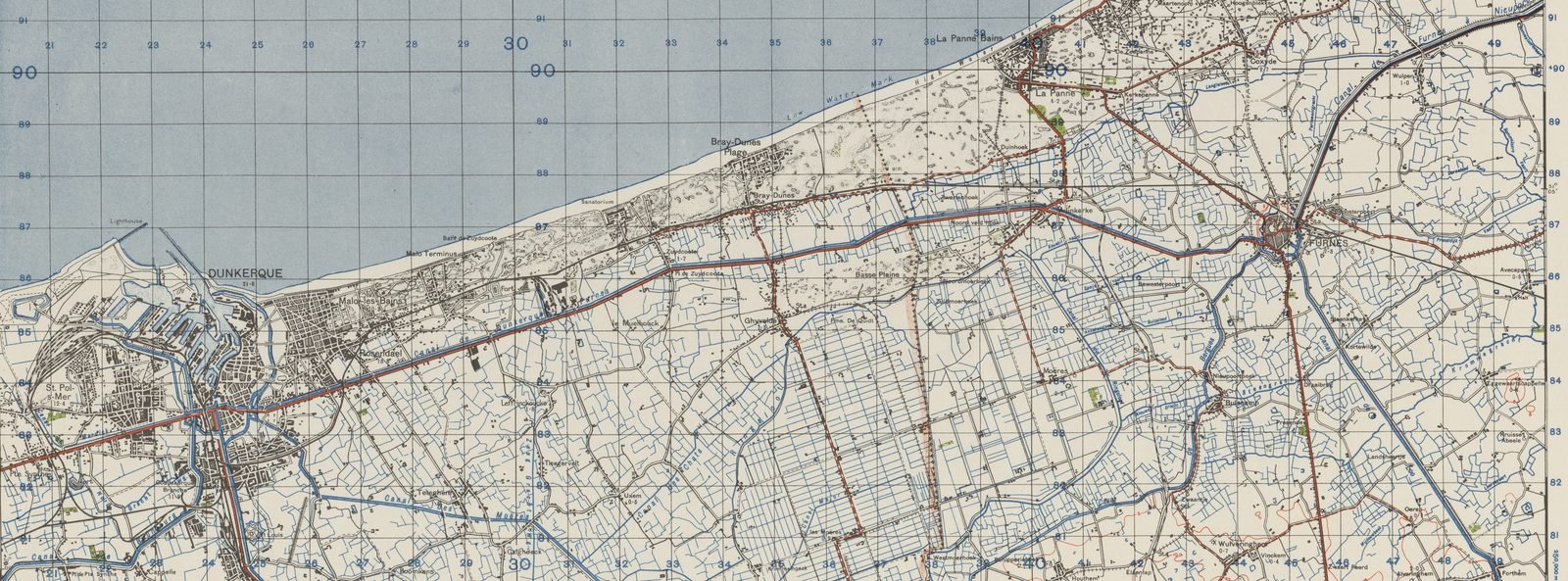 Carta topográfica da costa de Dunquerque a La Panne, com o porto e o molhe à esquerda, a faixa de dunas ao longo do mar e o interior coberto por uma malha de canais e valas em azul