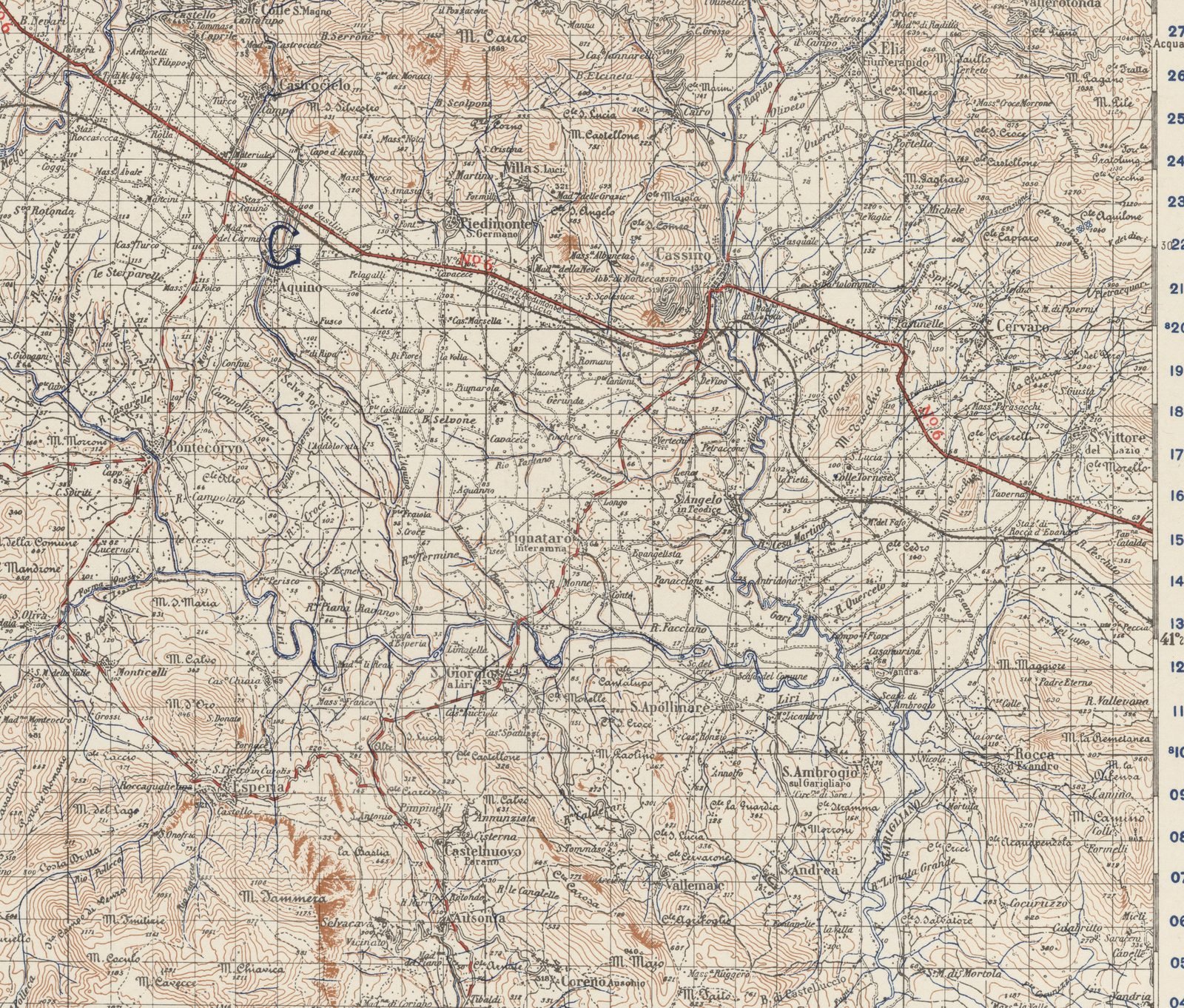 Trecho de carta topográfica com Cassino e a Rodovia 6 em vermelho no alto à direita, o vale do Liri atravessando o centro e, embaixo, as montanhas com Esperia, Ausonia e o Monte Majo