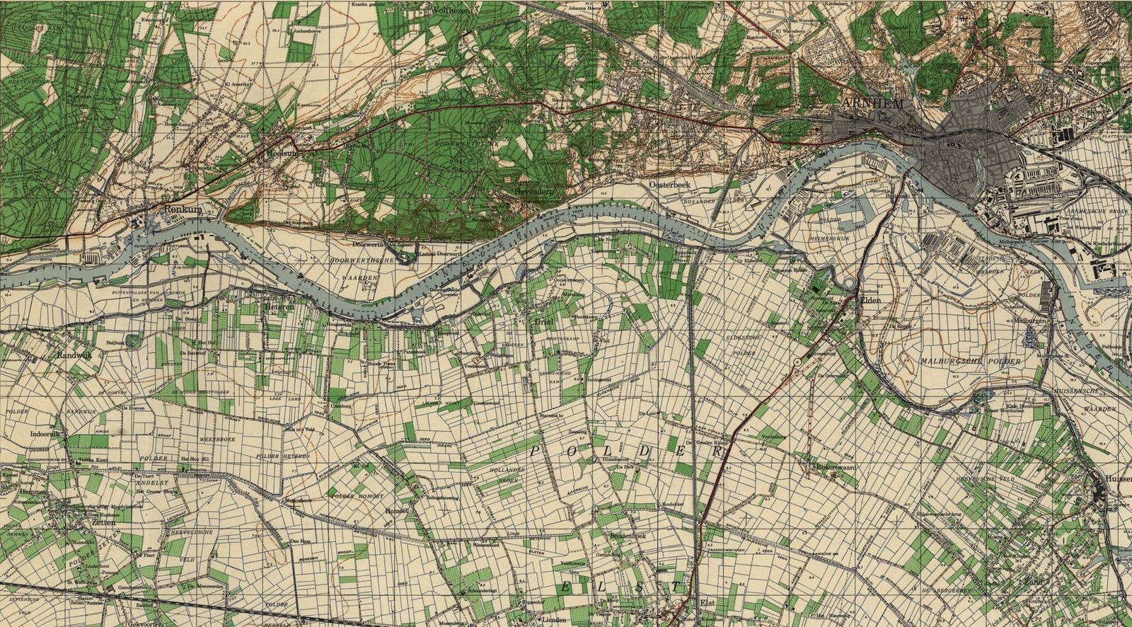 Carta topográfica com o Reno em azul atravessando da esquerda para a direita, matas verdes ao norte com Renkum, Oosterbeek e a cidade de Arnhem, e ao sul uma planície de pôlder cortada por valas, com Driel e Elst